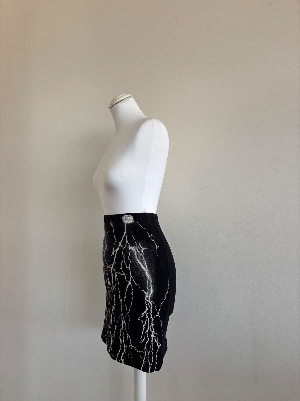 Gonne: LIP SERVICE : Jupe noir print éclair, taille S – Usato da Petit-Lancy venduto da vic_k6tl 2