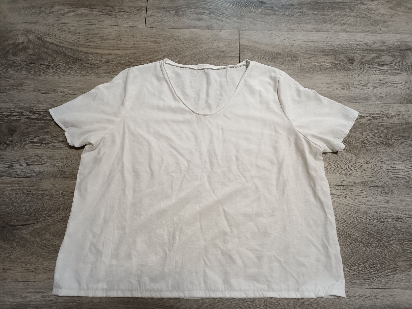 T-Shirts: Weisses Shirt 44/46 – Gebraucht aus Bätterkinden von Elefantenzoo