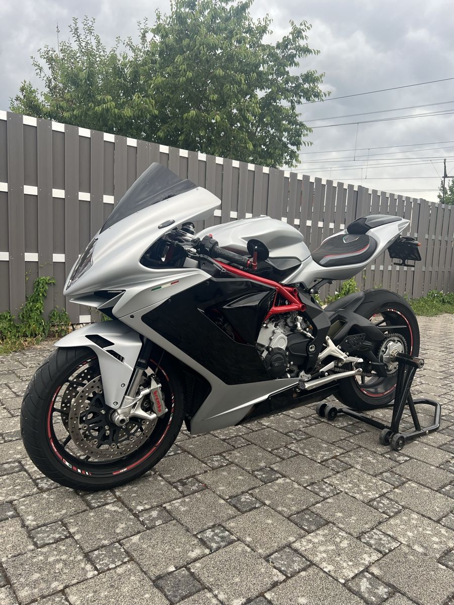 MV Agusta Strada: MV Agusta F3 800 silber/rot – Usato da Dottikon venduto da Nate96 1