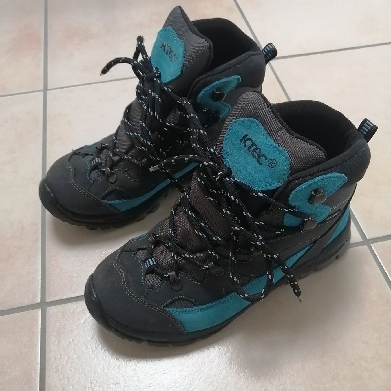 Schuhe für Jungen: Schuhe fest Gr. 34 – Gebraucht aus Henau von AXAA