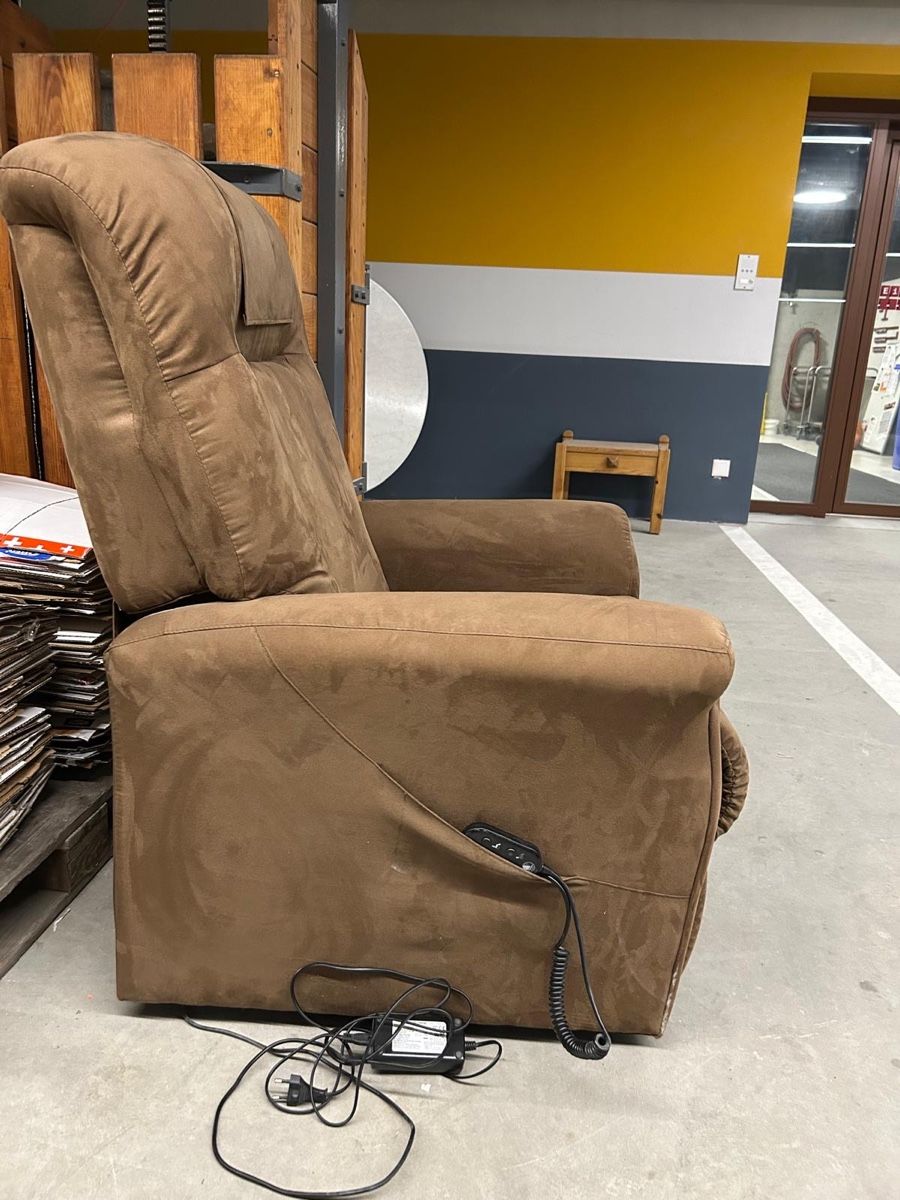 Fauteuils: Sessel mit Aufstehhilfe braun neuwertig – D'occasion à Reutigen par Monschij 1