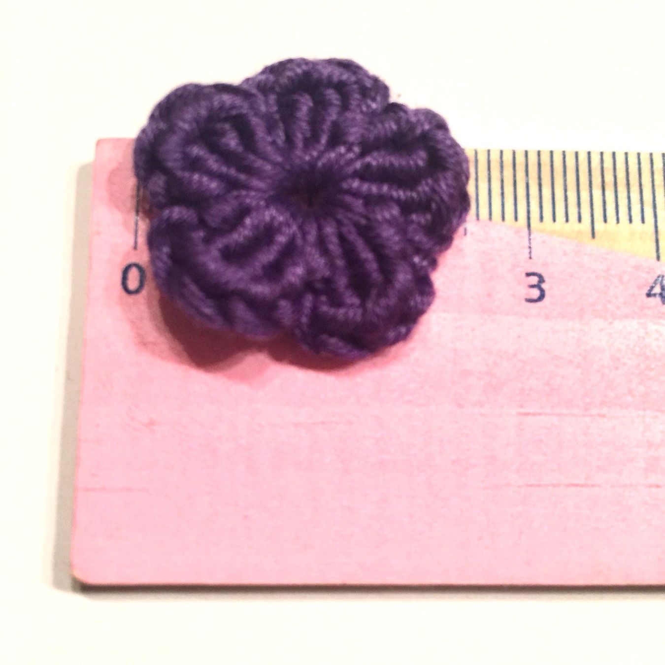 Toppe: 5x Blumen violett gehäkelt 25 mm – Nuovo e nell'imballaggio originale da Emmenbrücke venduto da swissmade-miracles 2