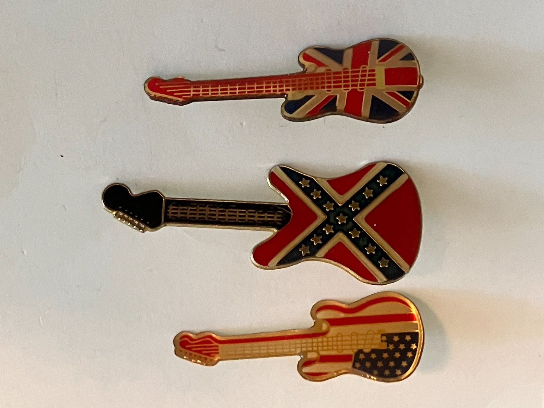 Placchette & Badge: 3 Pin Gitarre – Usato da Basel venduto da djwwpp