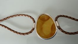 Märchenhafter Bernstein als Armband auf Leder