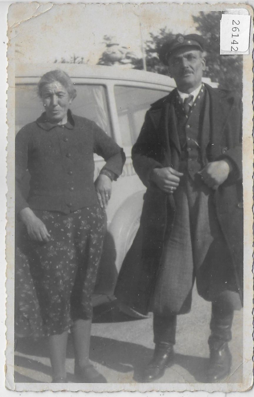 Cartes postales: Altes Paar vor dem Bus oder Taxi – D'occasion à Ettingen par Kartenplanet