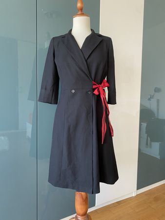 Elegantes schwarzes Kleid mit roter Schleife M