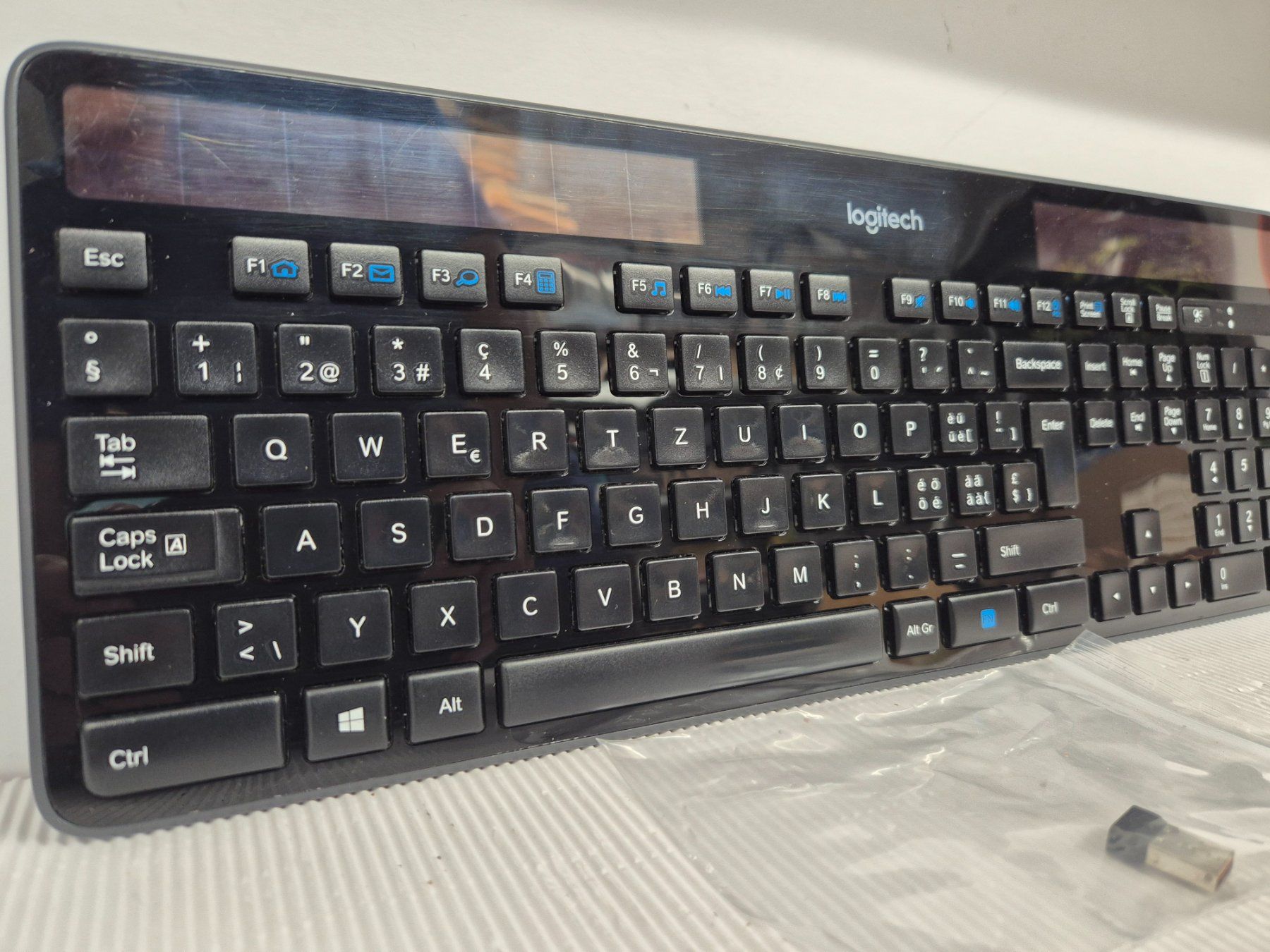 Logitech Claviers: Logitech K750 Solar mit Logitech Unifying Empfänger – D'occasion à Sitterdorf par Lenggi7 1