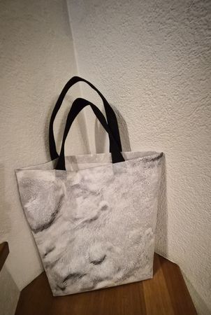 Upcycling Tasche: Grau/ Weiss, Henkel: Schwarz - neuwertig!