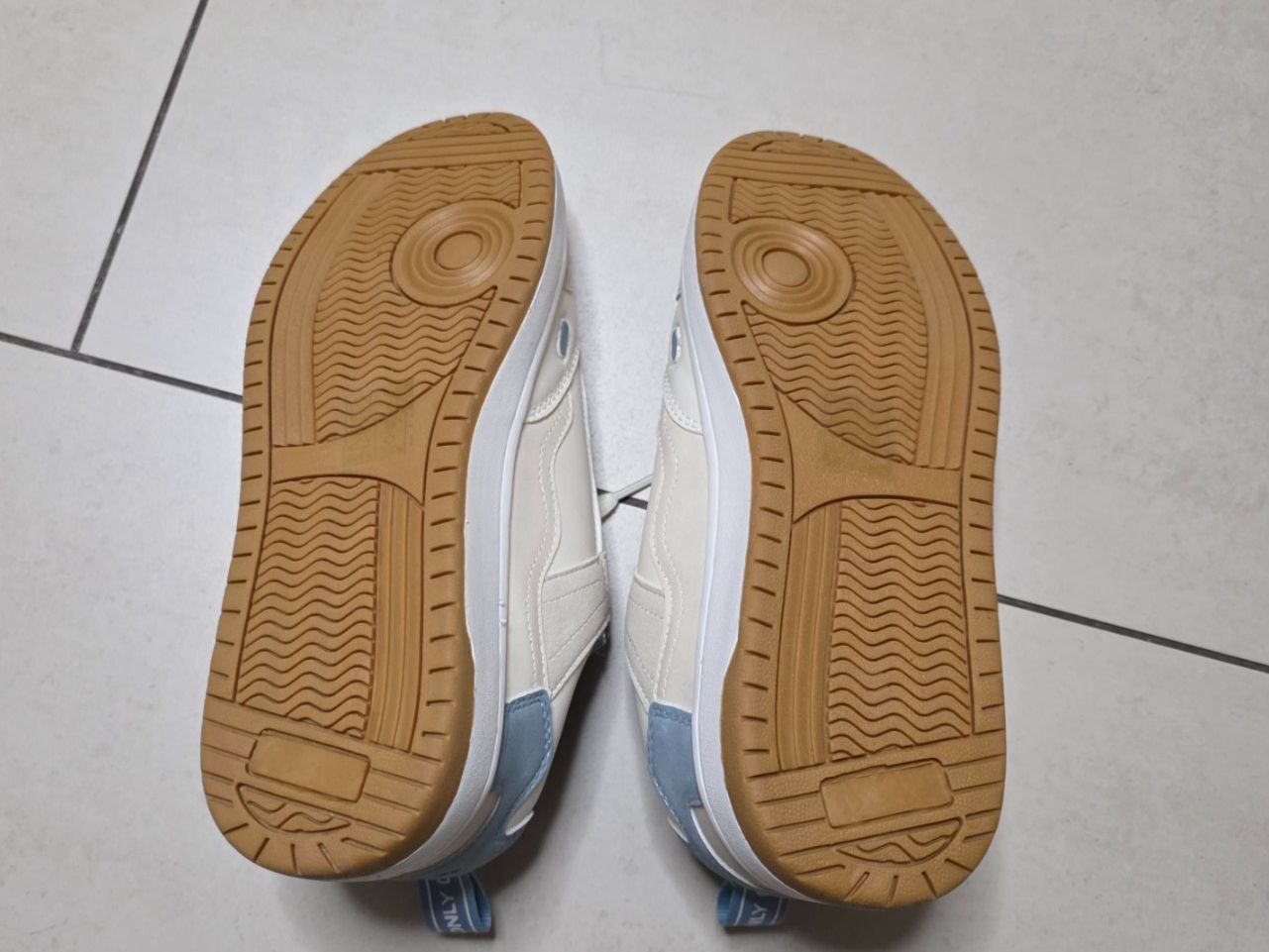 Only Scarpe da uomo: Hellblau/ weisse Only Sneaker, nicht getr Grösse 39. – Usato da Brunegg venduto da Verkaufswelt 2