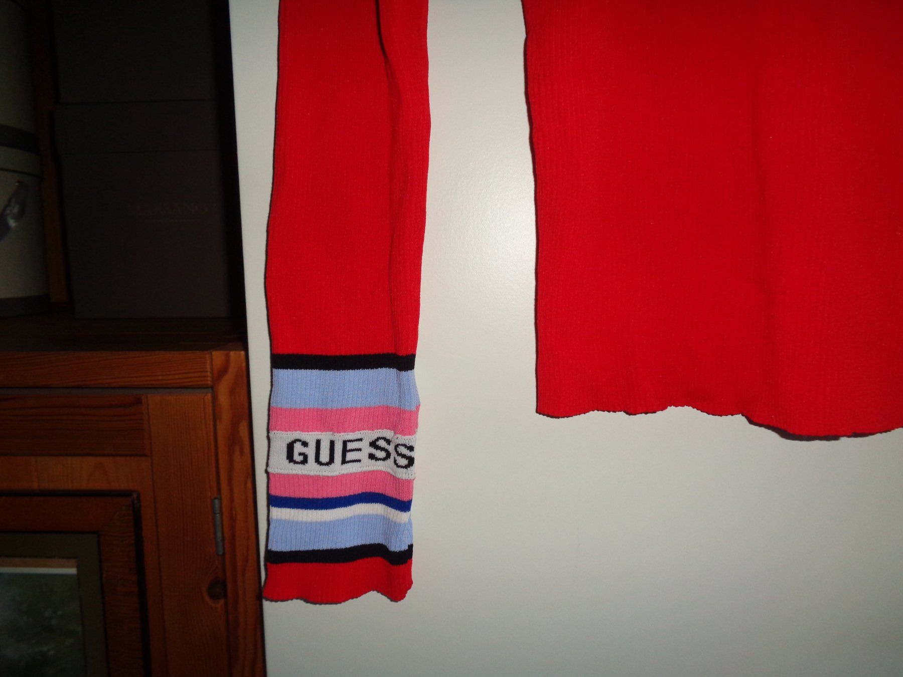 Guess Maglioni & Felpe: *** besonderer Pulli *** / von Guess / mit Logo an den Armen – Usato da Othmarsingen venduto da Leuchtturmlady 1