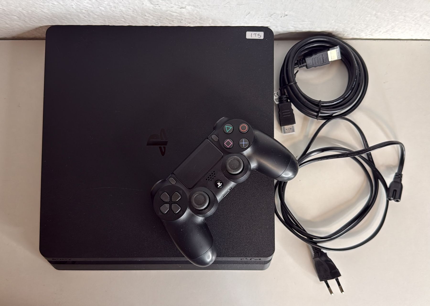 Sony Consoles: Sony PlayStation 4 Slim 1TB Konsole mit Controller 13.52 – D'occasion à Ehrendingen par lax21 2