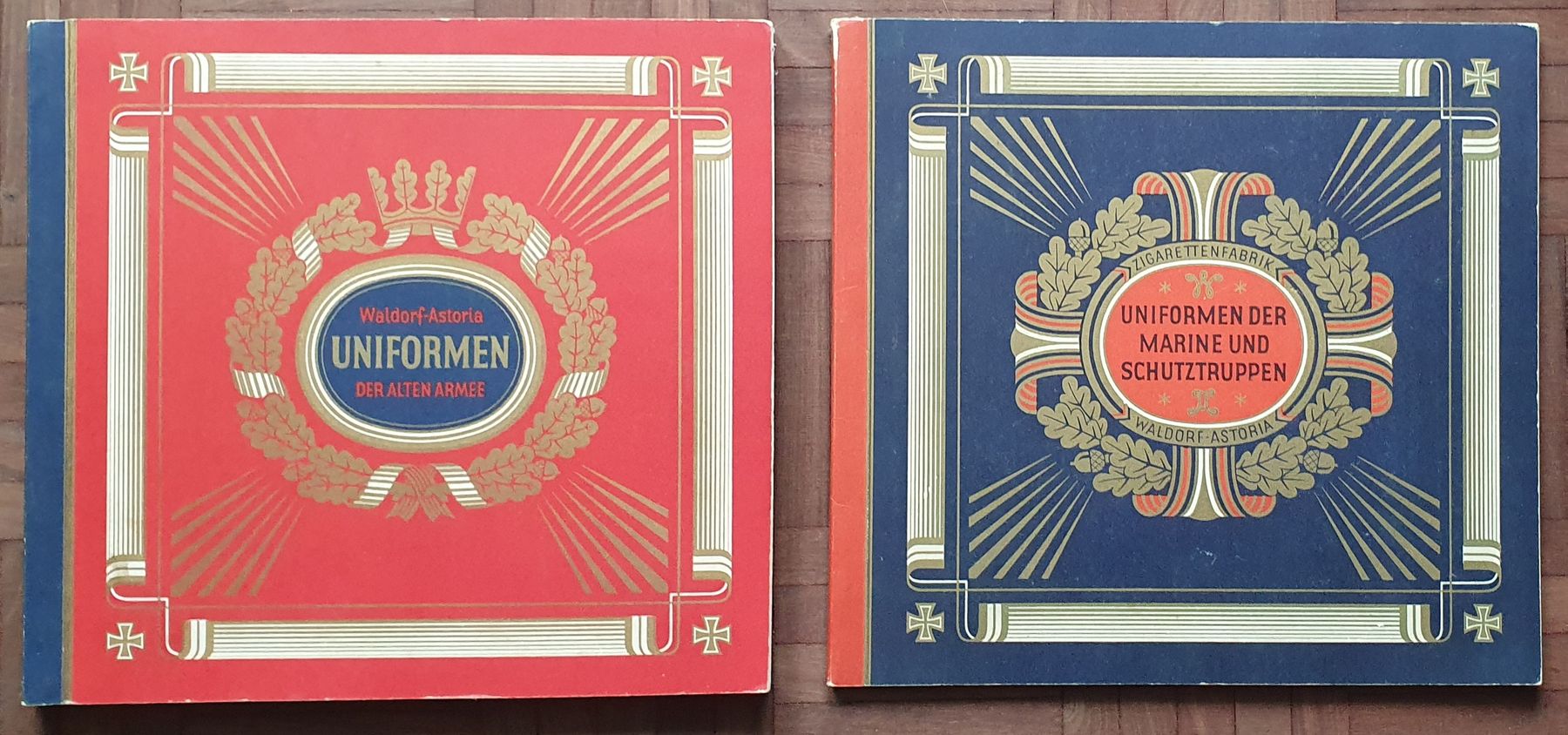 Carte collezionabili: 2 Zigarettenbilderalbum  - Uniformen – Usato da Kreuzlingen venduto da Rschweiz1