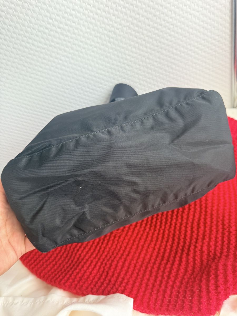 Prada Borse da donna: Authentic Prada Nylon Tote Bag  – Usato da Geneve venduto da DarlingVintage 5