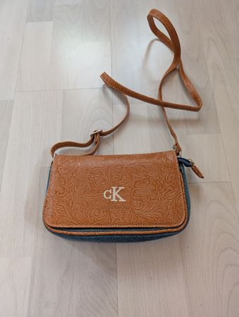 Schicke Calvin Klein Umhängetasche