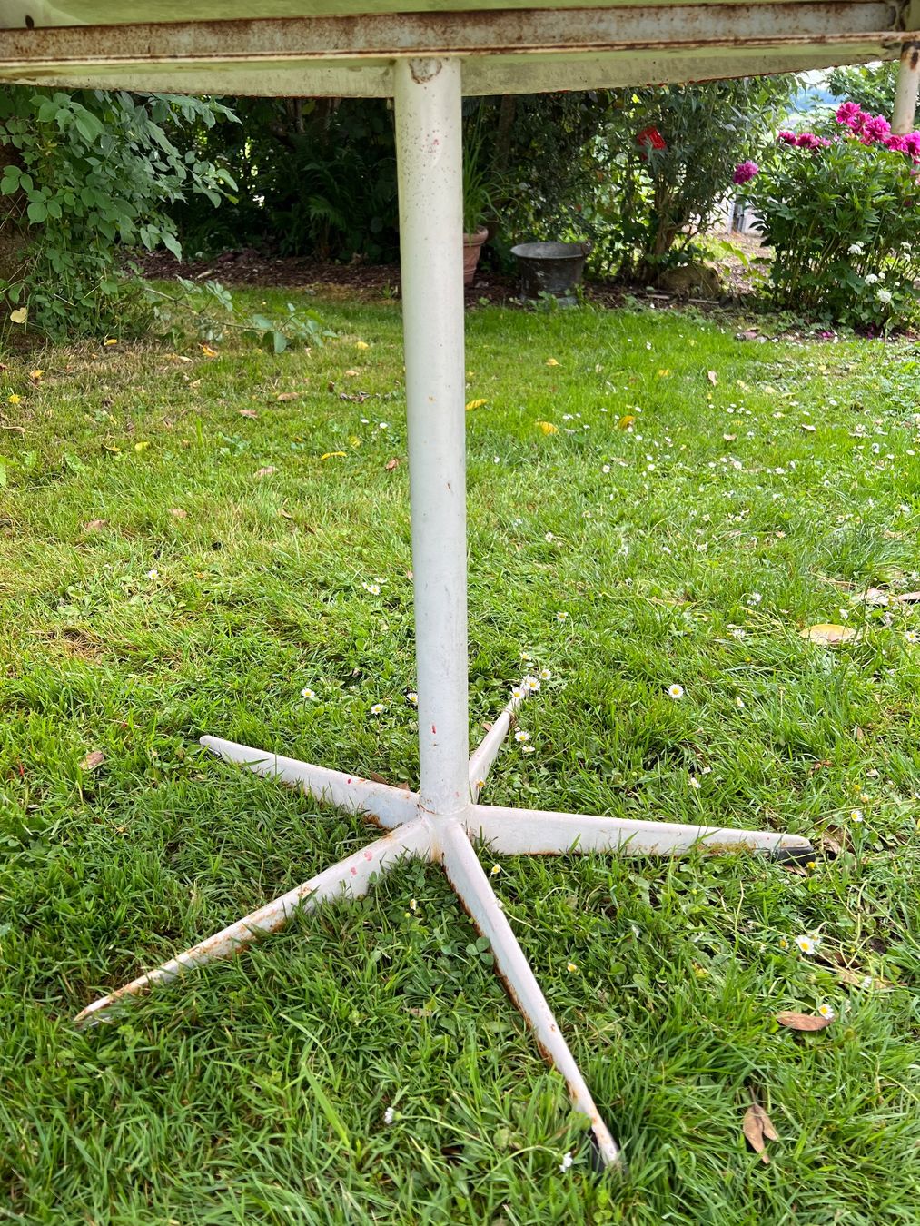 Tische: Roter Gartentisch mit Sternfuss, vintage – Gebraucht aus Altikon von Linus62 2