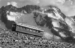 Zermatt (VS) Gornergratbahn Triebwagen mit Breithorn