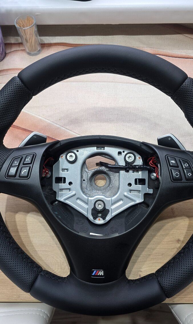BMW Toutes les pièces auto: Neues Leder lenkrad BMW E90 E91 E92 E93 E87 M – Neuf (Voir description) à Auw par Neo_z2rq 2