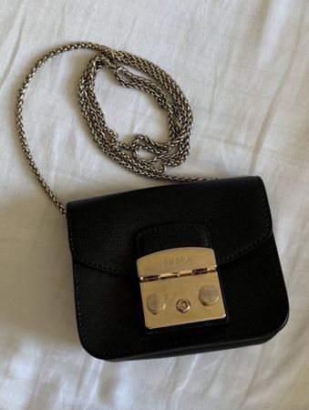 Schwarze Furla Metropolis Mini Tasche mit goldener Kette