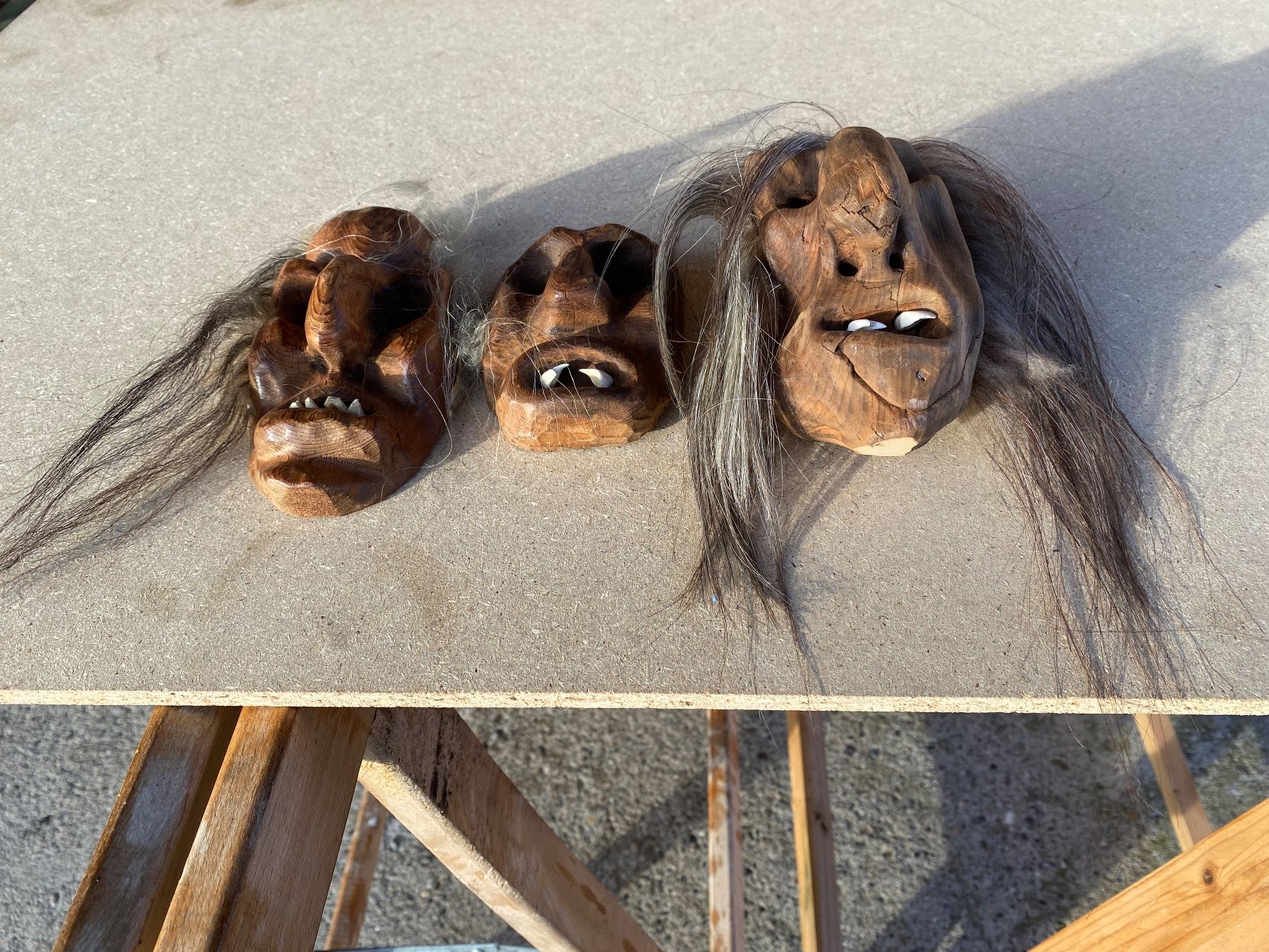 Altro in Antiquarato & Arte: 3 schöne alte Walliser Holzmasken – Usato da Feldbach venduto da Olive1 1