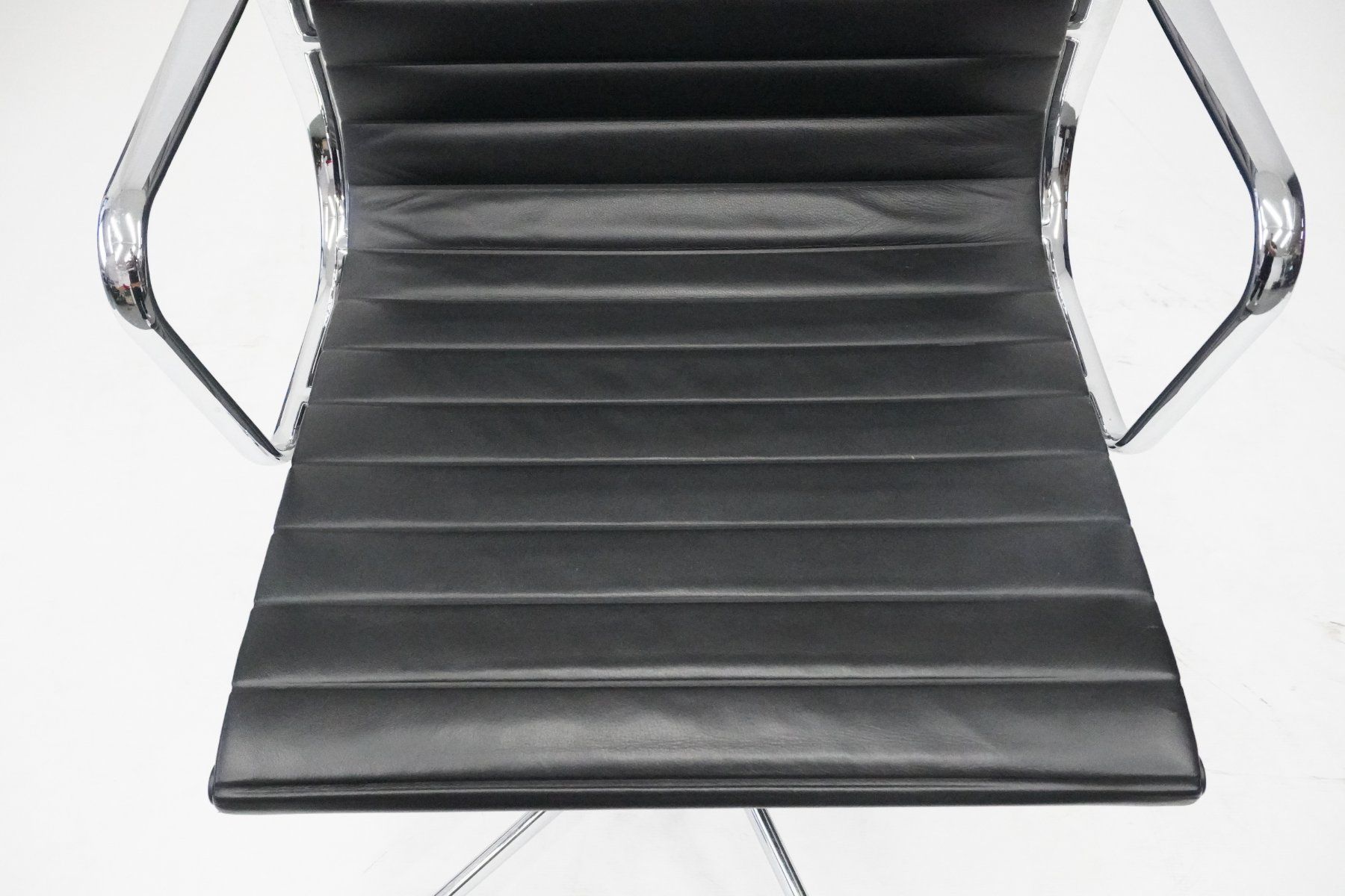 Vitra Sedie: Vitra Eames Alu Chair EA119 Leder Designklassiker – Usato da Bad Zurzach venduto da QLASSIQ 6
