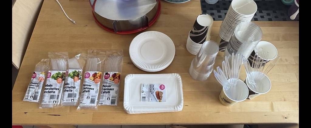 Set di piatti: Einweggeschirr Set – Usato da Biel/Bienne venduto da Mia2025