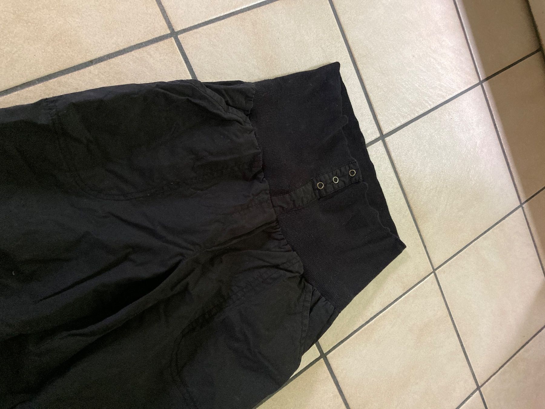 Jeans: Cargo Hose schwarz mit hohem elast. Bund Gr M – Usato da Uesslingen venduto da manu-ela41 1