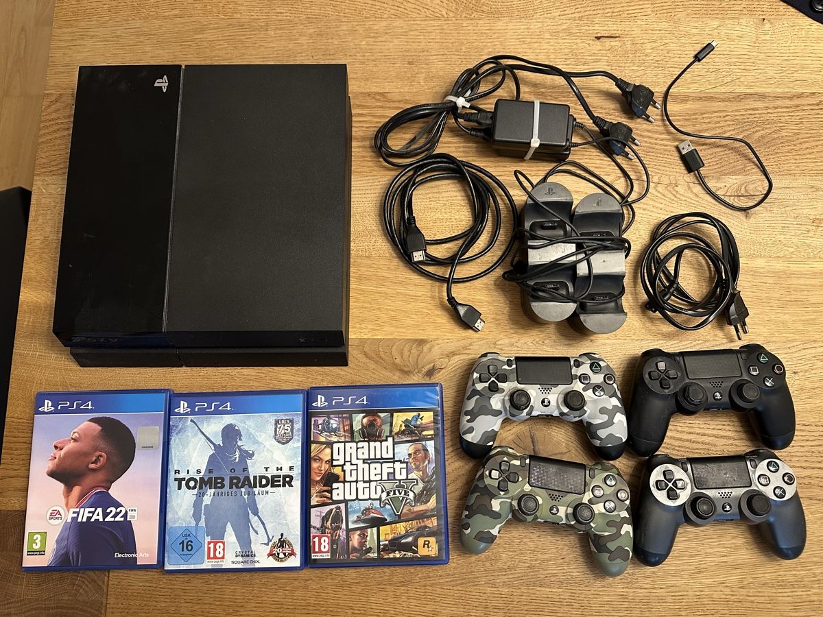 Sony Konsolen: Sony PS4 + 4 Controller + 3 Spiele + 2 Ladestationen – Gebraucht aus Zürich von mjay9211