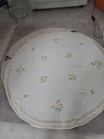 Nappe ronde brodée pour guéridon