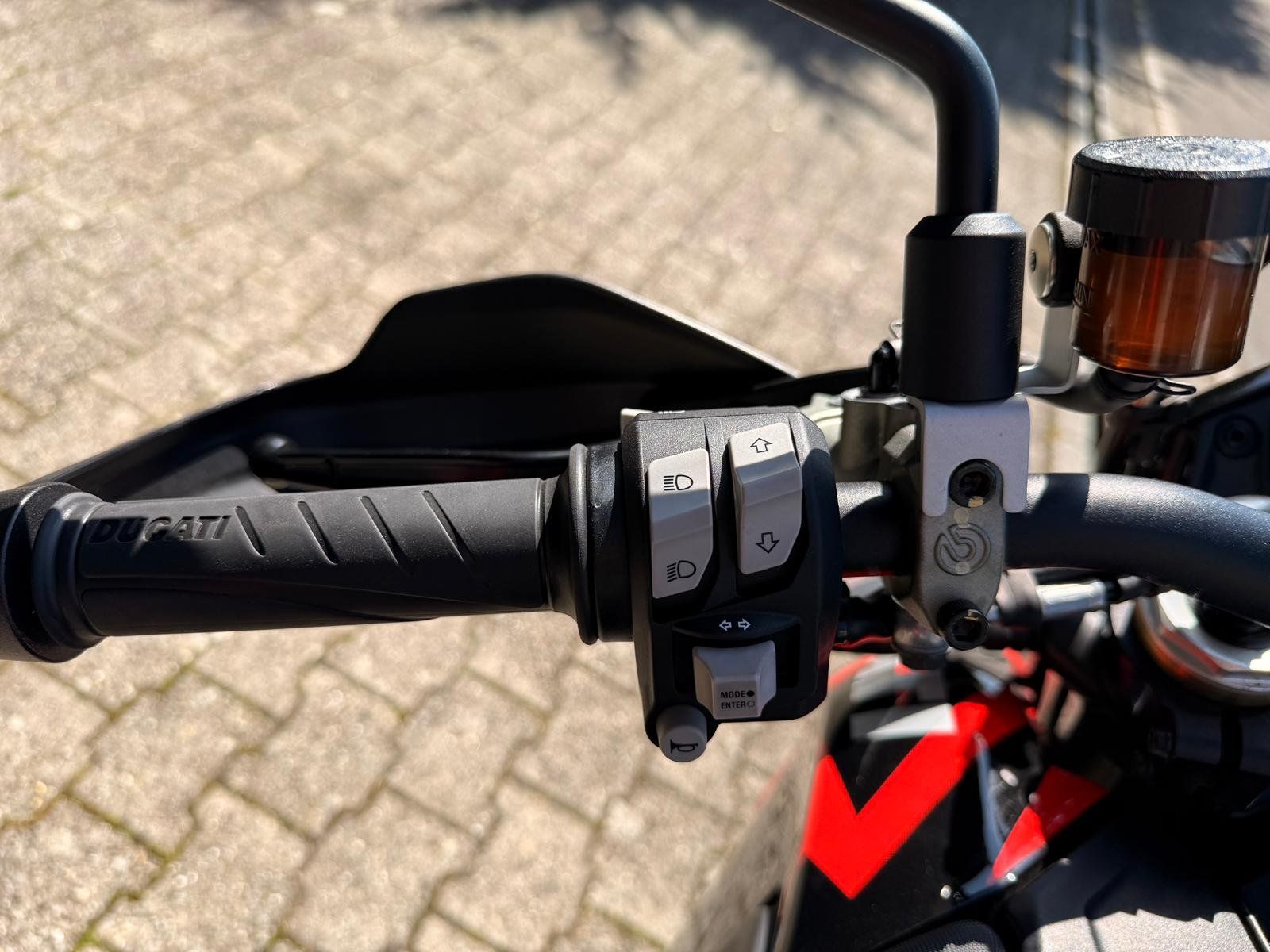 Ducati Strasse: Ducati Hypermotard 698 RVE Supermoto – Gebraucht aus Hünenberg von Moto950 5