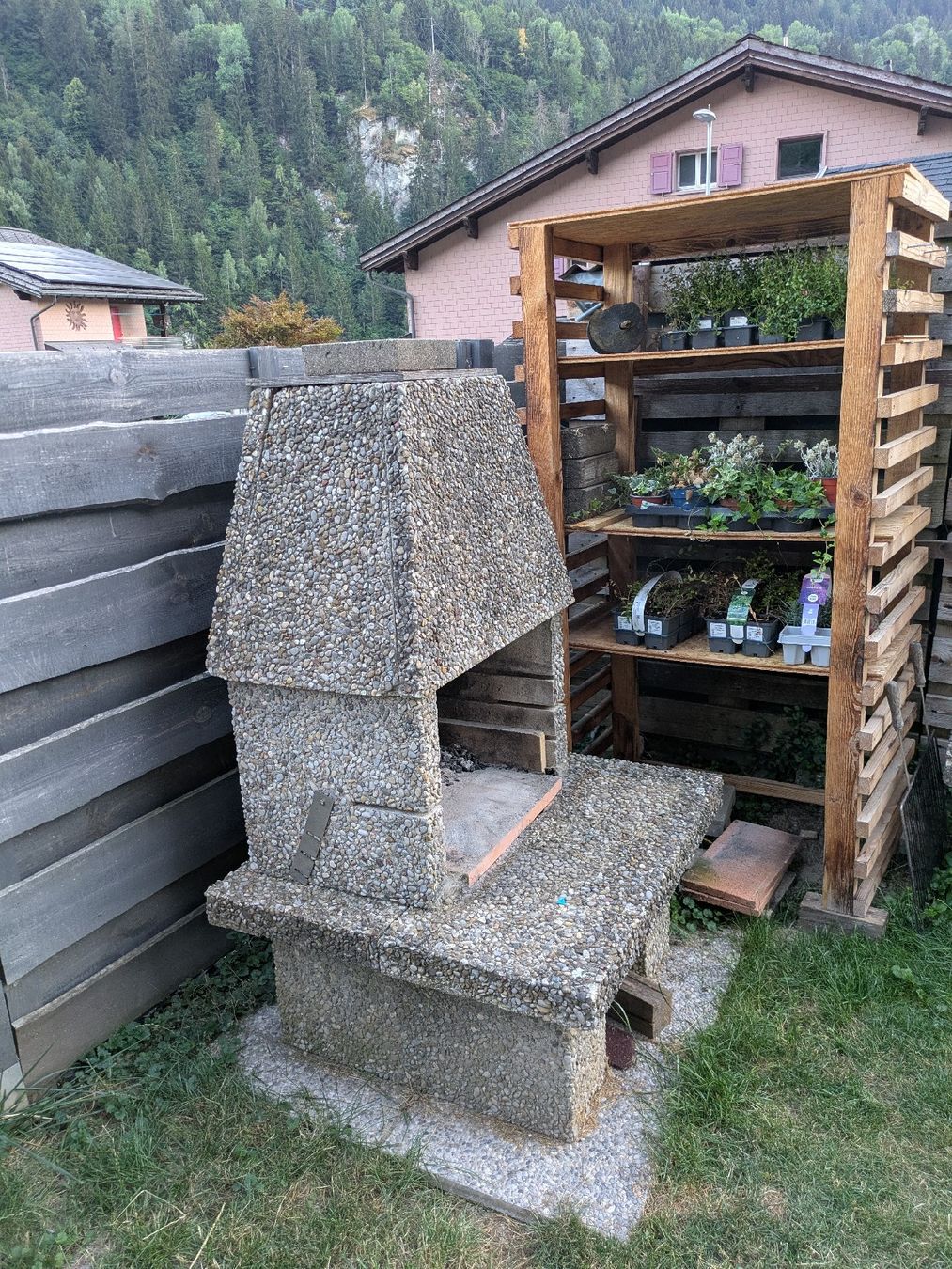Grils: Garten Cheminée Beton mit Sitzbank – D'occasion à Danis par LordCarl 1