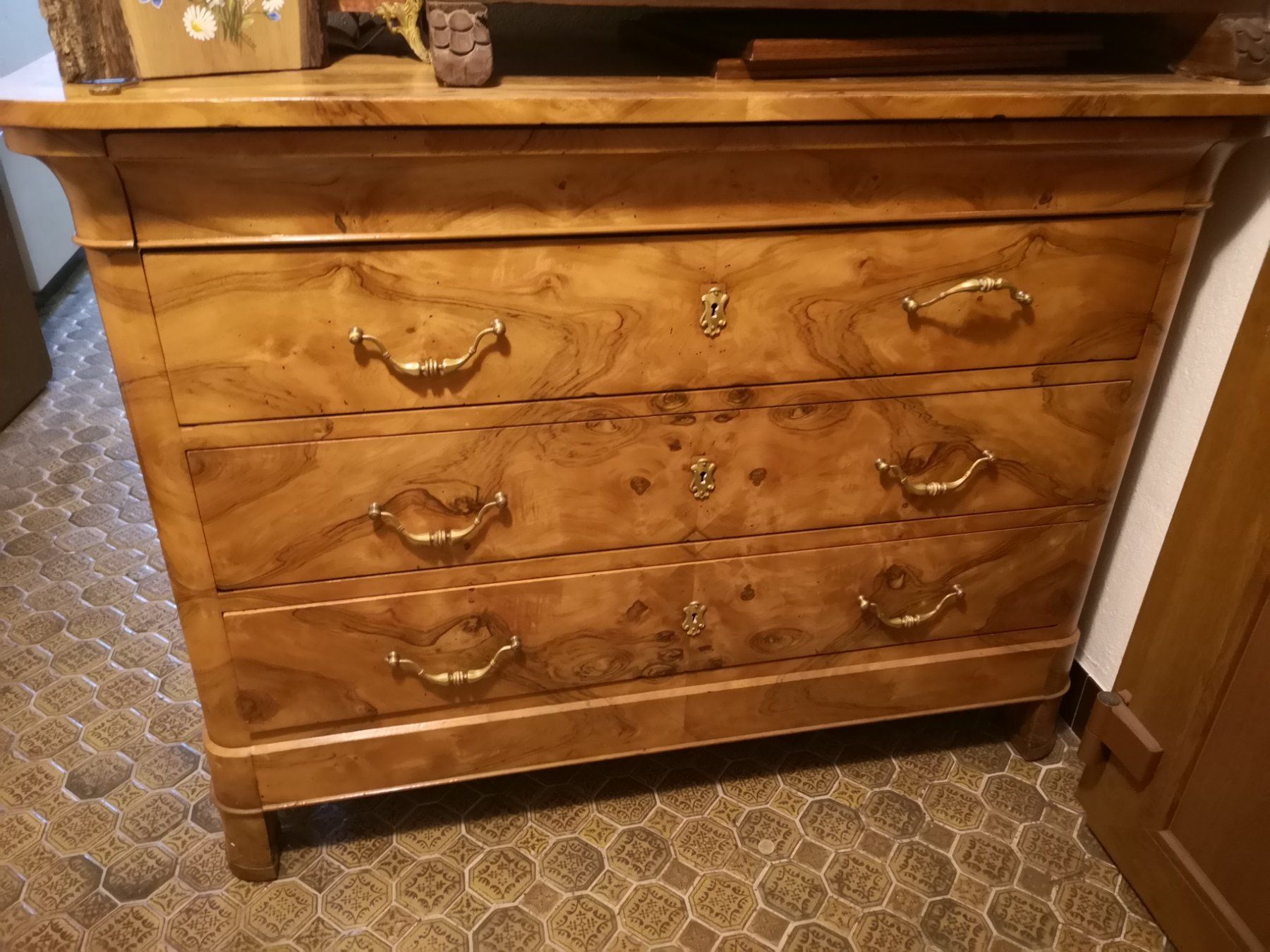 Cassettiere: Superbe commode massive ancienne – Usato da Conthey venduto da Cathlouz