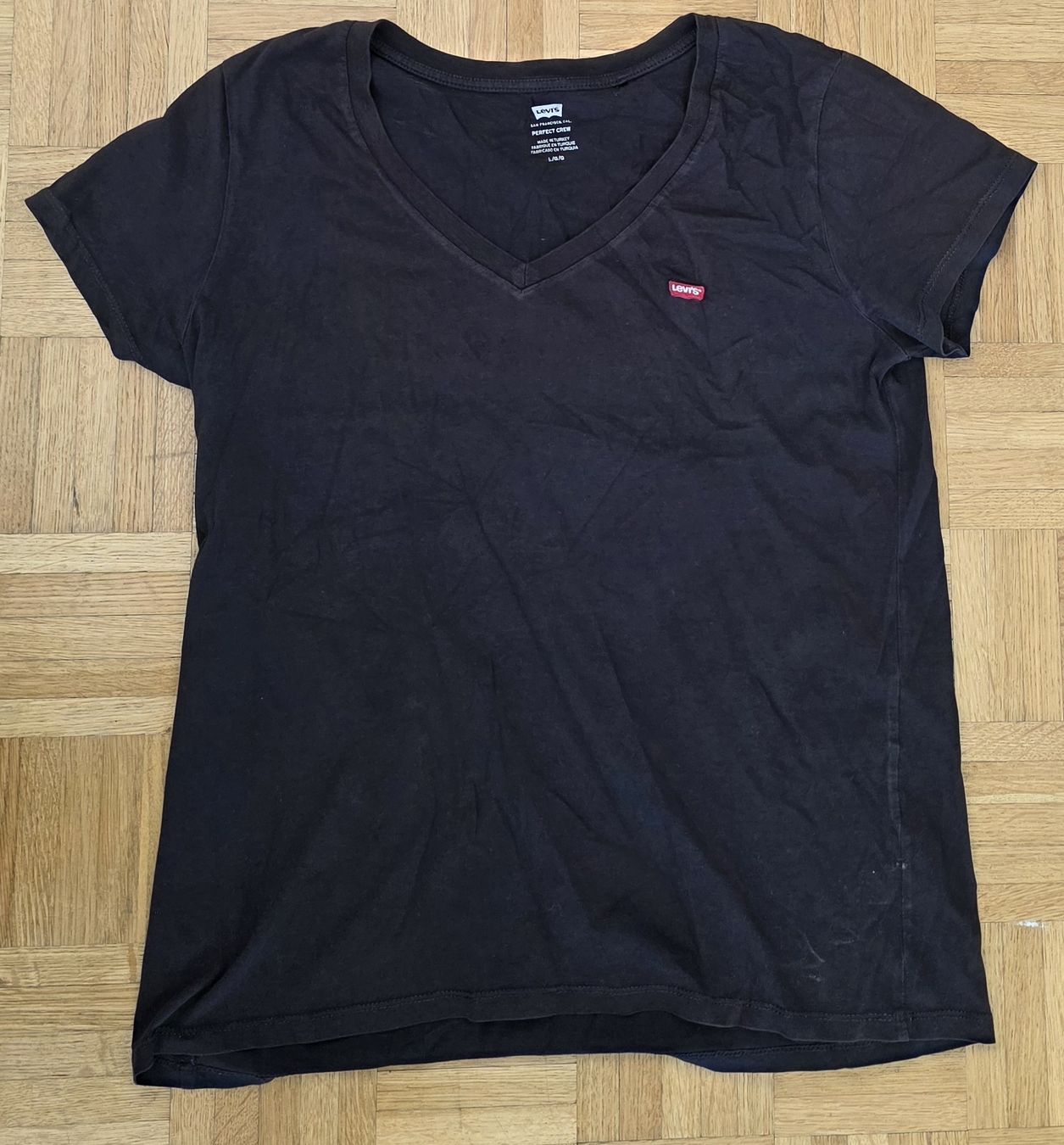 T-shirt: Tshirt Levis noir taille L col V – Usato da Yverdon-les-Bains venduto da van_dq65 3
