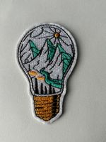Wanderlust Glühbirne Bergelandschaft Patch, Badge, Bügelbild