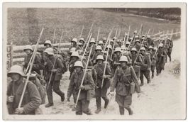 Soldaten in Montur auf Marsch, Fotokarte, um 1935