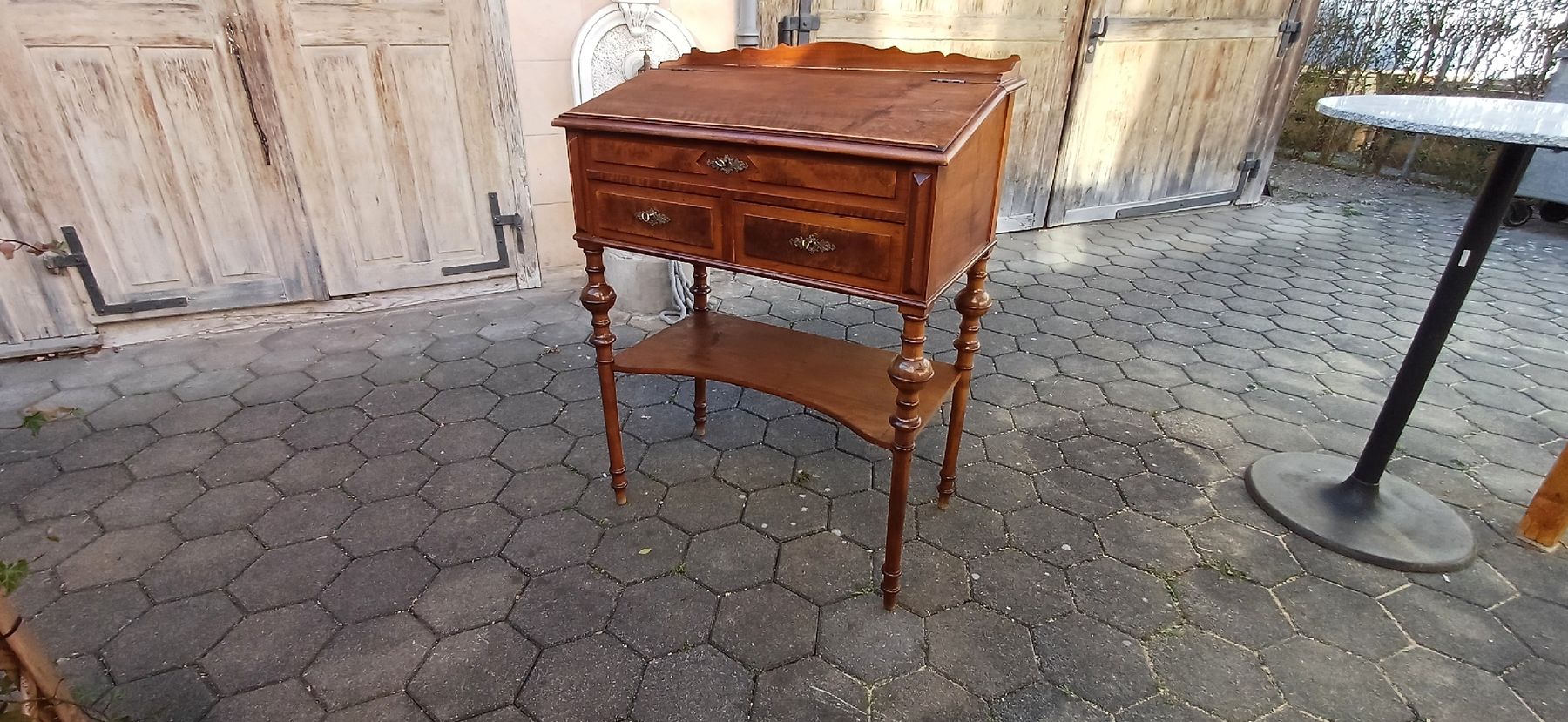 Tavoli: Schöner Jugendstil Stehpult – Usato da Flawil venduto da Naphtali