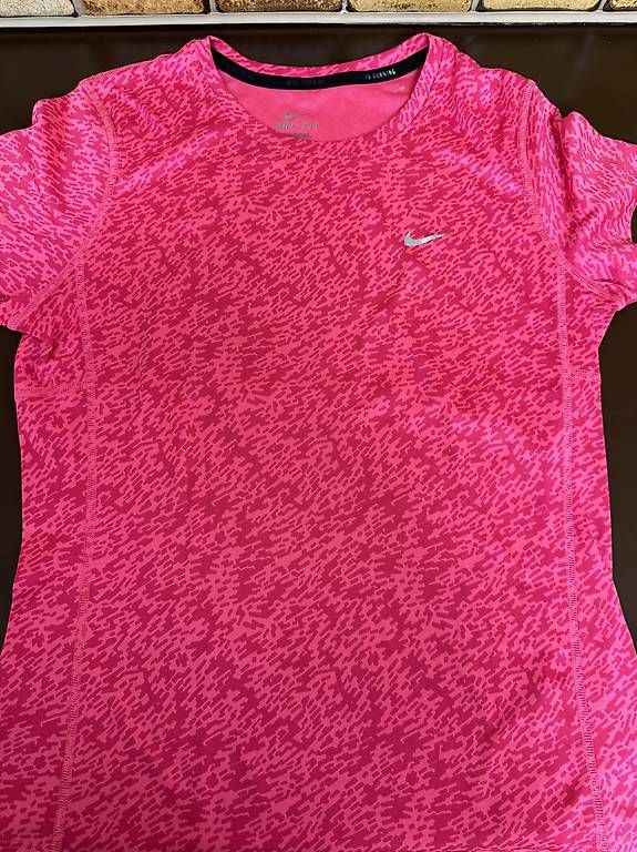 Nike T-Shirts: Nike Sportshirt Dry Fit – Gebraucht aus Winterthur von julia.hofer
