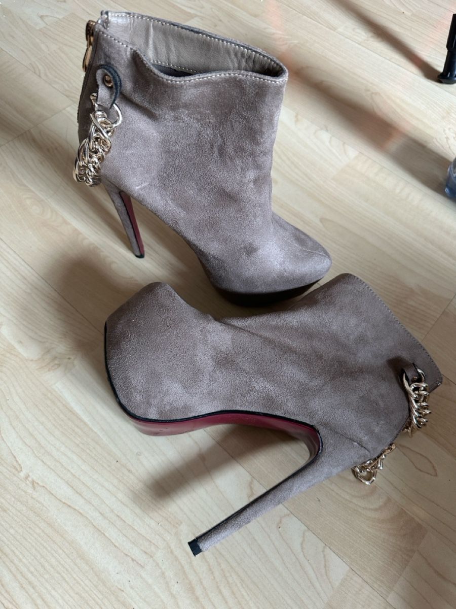 Damenschuhe: Stiefeletten mit Kette  – Gebraucht aus Niederbipp von val_7s6c