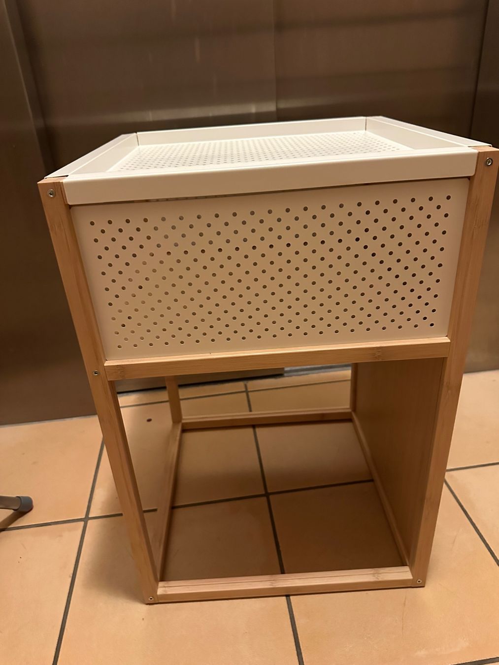 Comodini: Table de chevet moderne, IKEA, bois clair et blanc – Usato da Orbe venduto da br1_tyr8