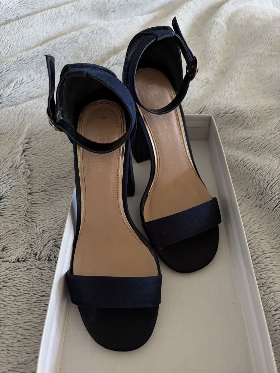 New Look Chaussures femmes: Dunkelblaue Sandaletten mit Absatz – D'occasion à Zürich par mar_5gpw