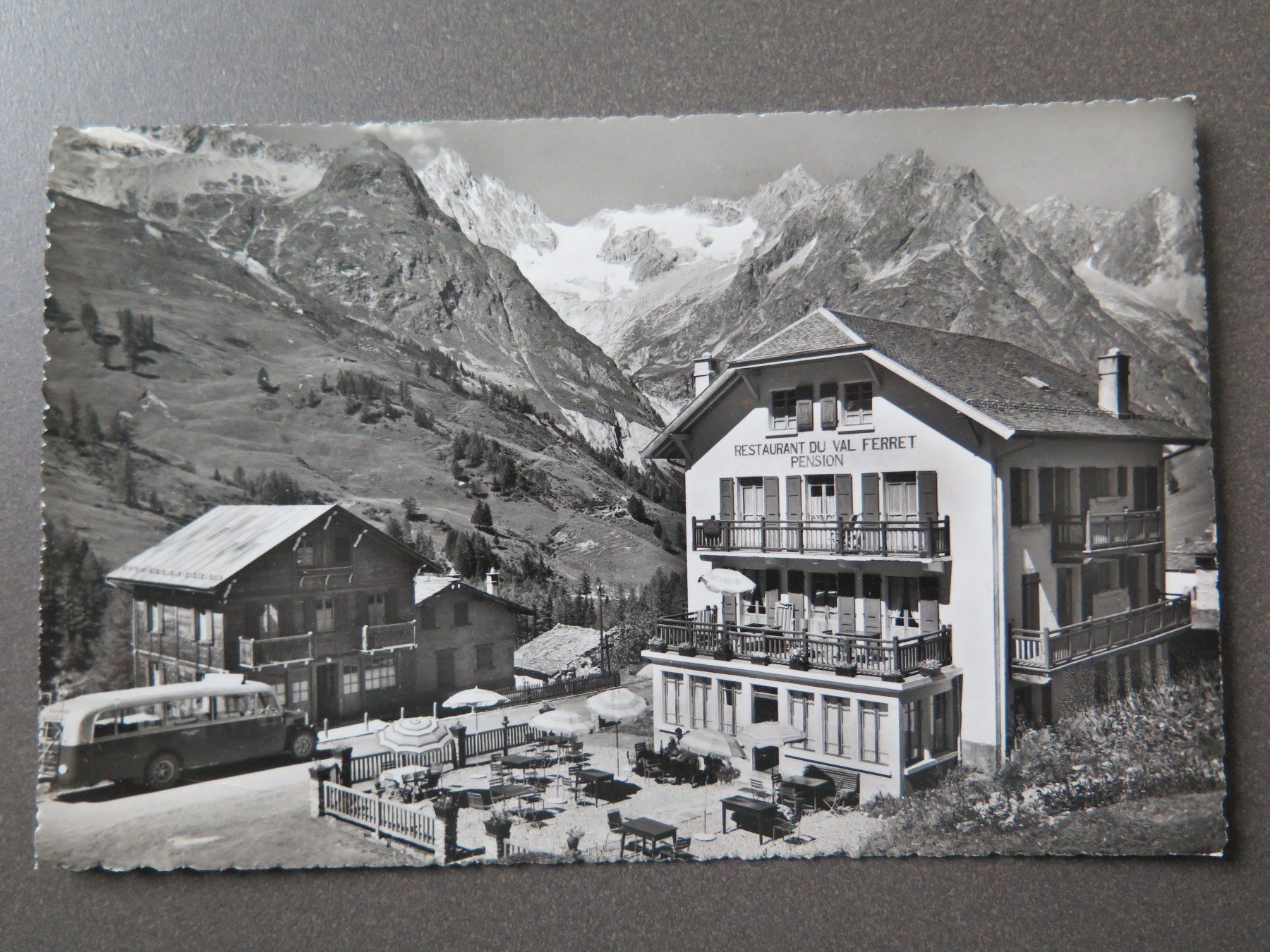 Ansichtskarten: FERRET - HÔTEL DU VAL FERRET - POSTAUTO – Gebraucht aus Wittenbach von lipasal