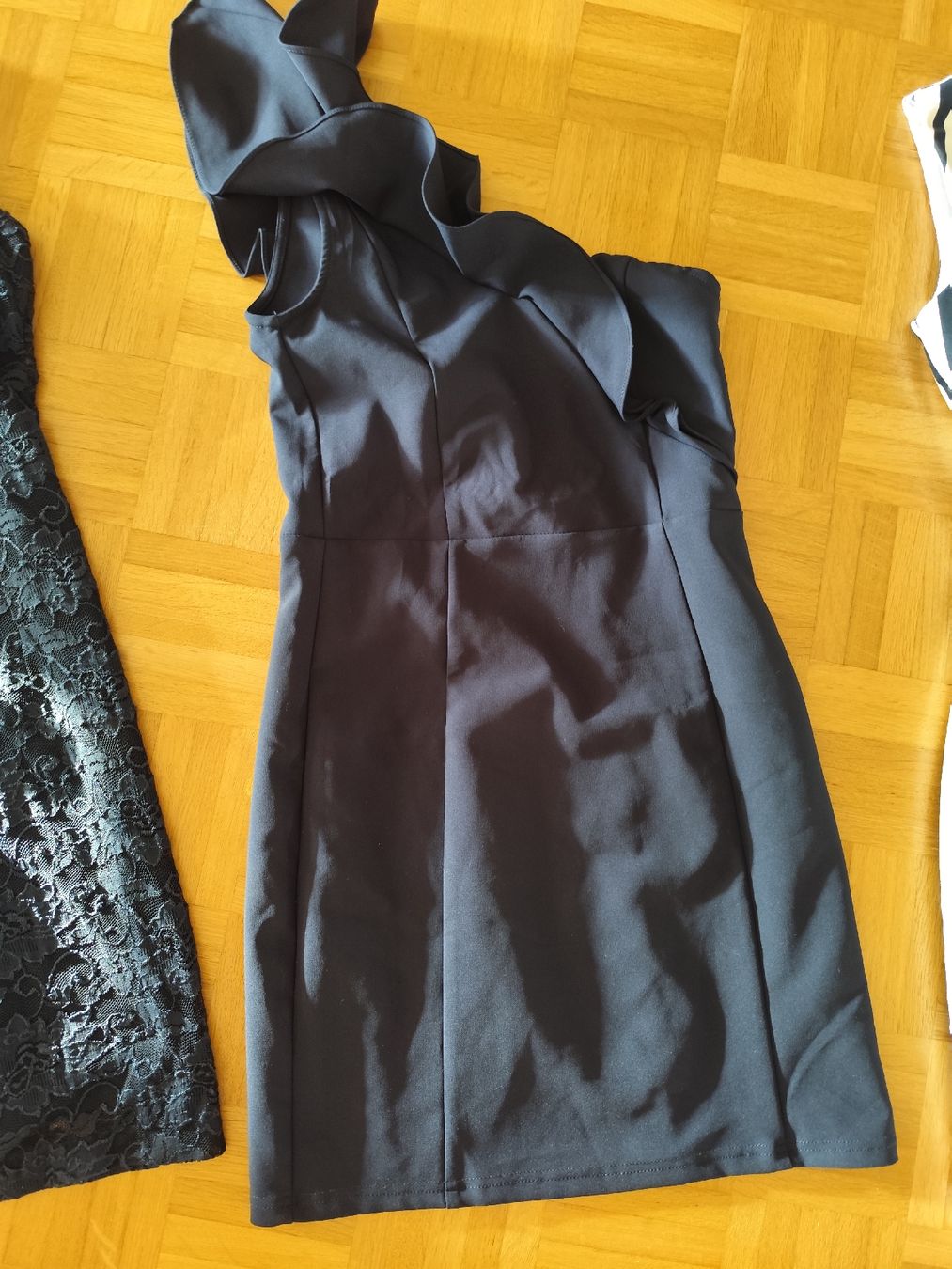 Lotti di vestiti: Vier Damenkleider in XS – Usato da Münchenstein venduto da Bobba.L 2