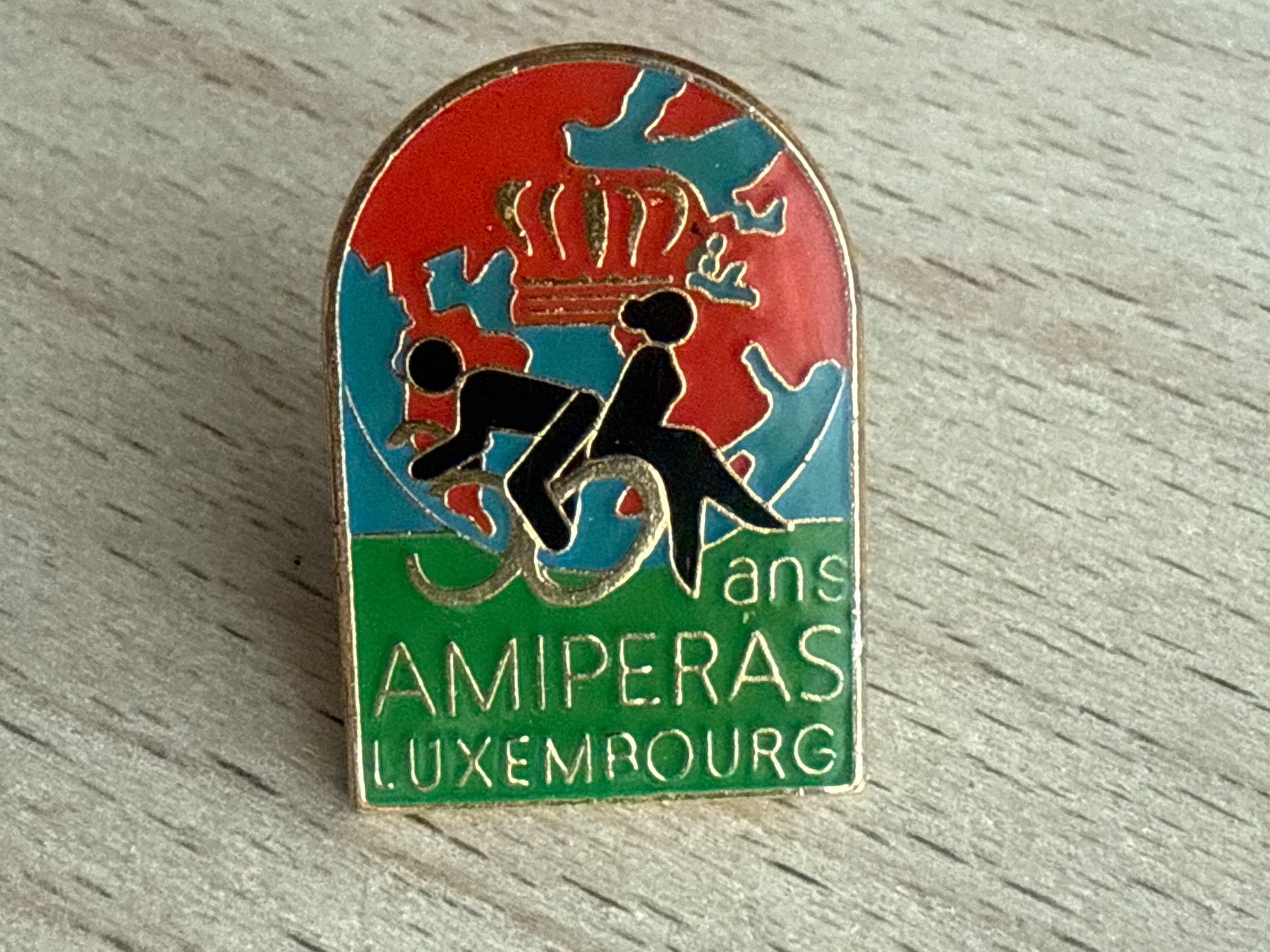 Placchette & Badge: Pin Amiperas Luxembourg 30 Ans – Usato da Glattbrugg venduto da Schweigmatt