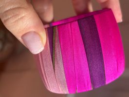Bracciale rigido Artsilk seta rosa viola motivo a righe
