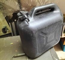 Schwarzer Benzinkanister 10L 