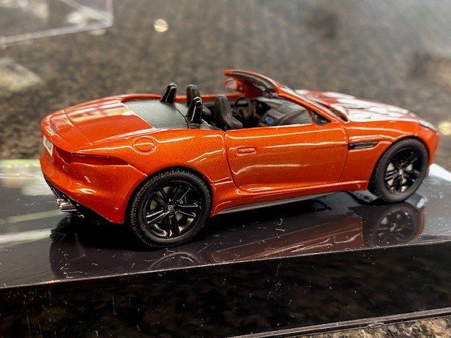 Jaguar Modellini d'auto: Modelauto Jaguar F-Type V8-S orange 1:43 – Nuovo e nell'imballaggio originale da Au ZH venduto da ausee01 2
