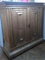 Antiker Schrank aus Tannenholz