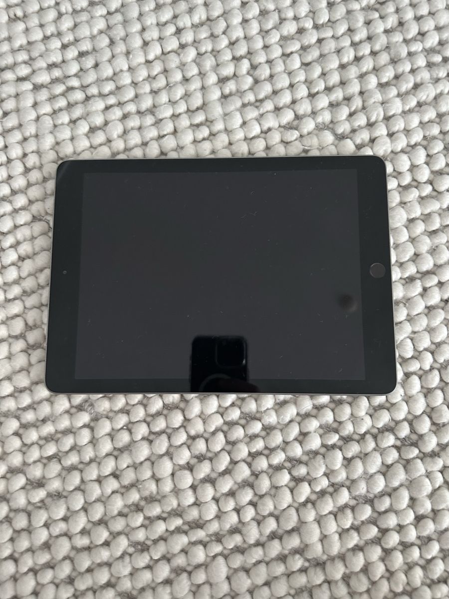 Apple Tablet PC: Apple iPad (generation 6)Silber guter Zustand – Usato da Wabern venduto da submersible