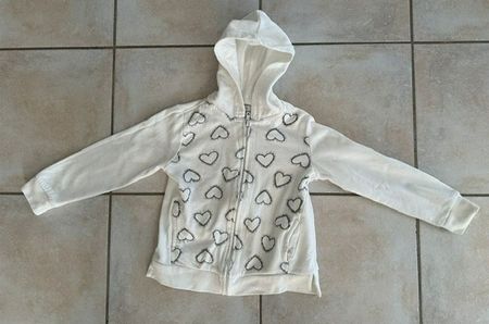 weisses Jäckchen Gr. 122 mit Herzmotiven
