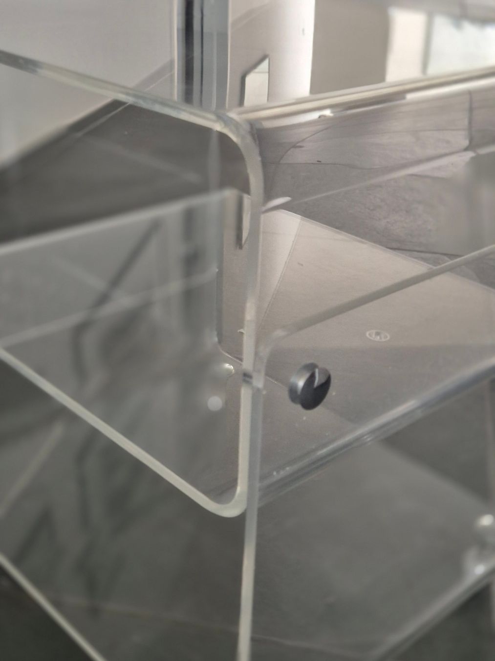 Banconi: Acrylglas Rollcontainer, Nachttisch, Beistelltisch – Usato da Unterkulm venduto da Pato1b 4