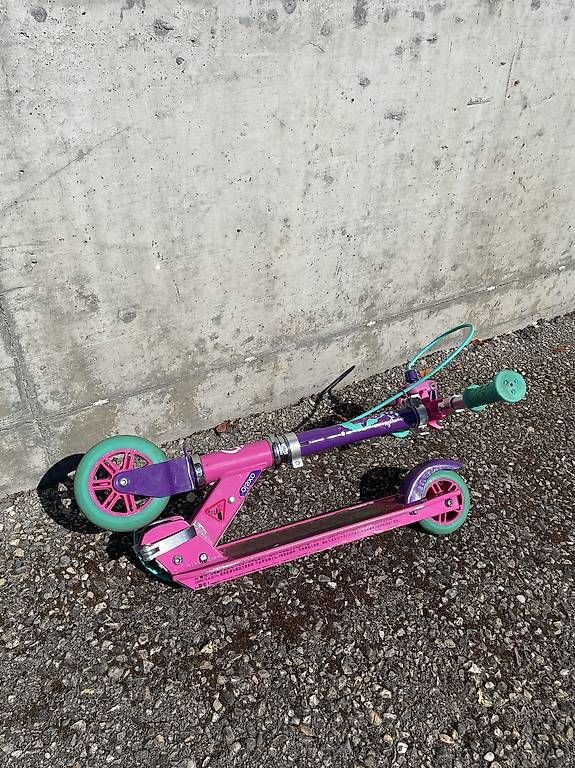 Fahrzeuge für Kinder: Trottinette enfant pliable rose – Gebraucht aus Yverdon-les-Bains von Xtofprod01 4